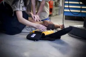 Qual a importância de um desfibrilador DEA