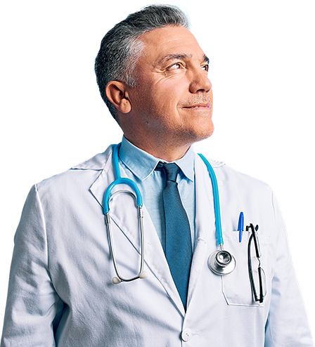 profissional da área de saúde homem branco de cabelos grisalhos de jaleco branco e um estetoscópio pendurado no pescoço